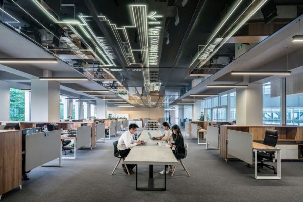 Hybrid workplace with underused desks